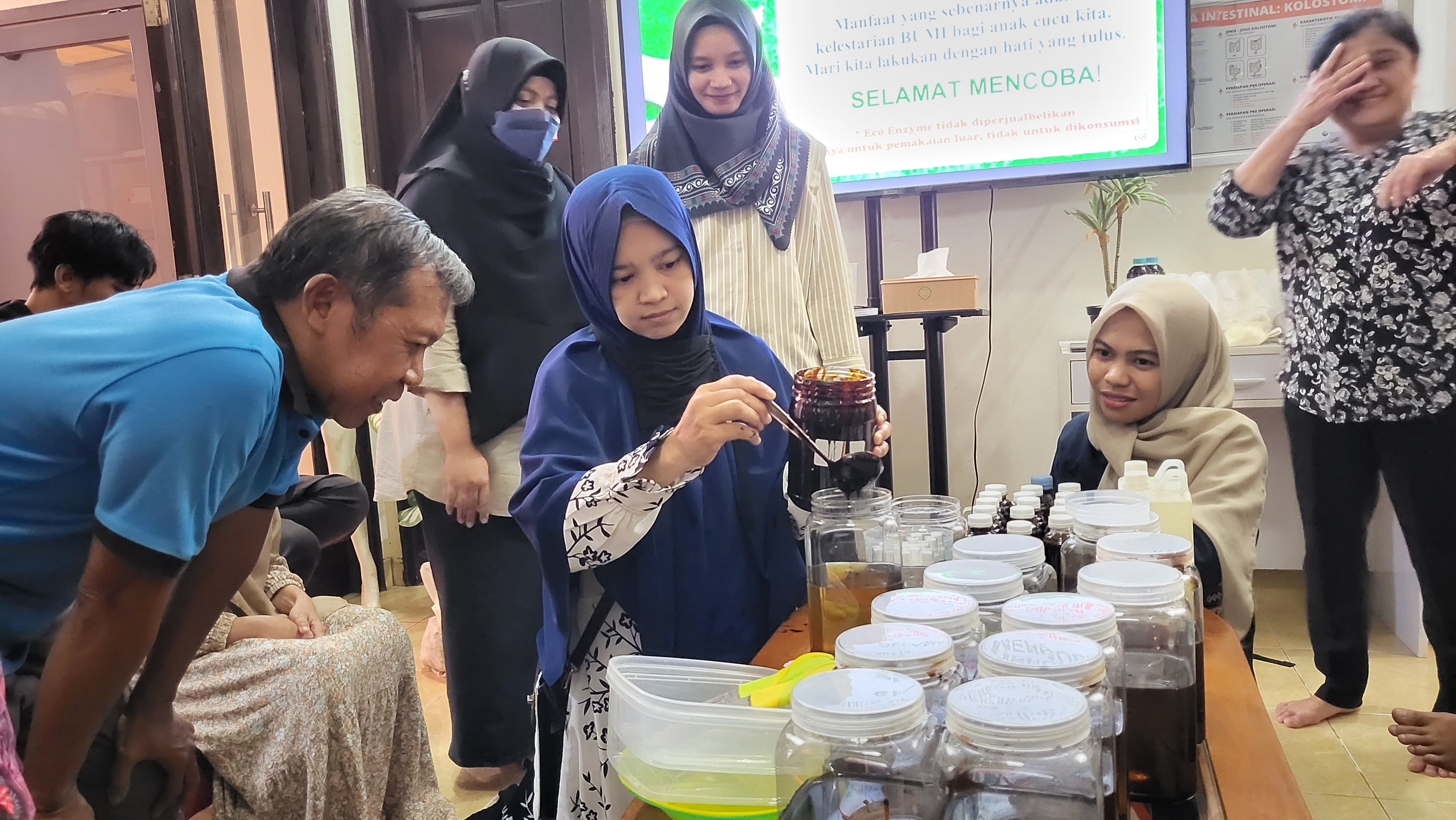 Museum Ostomi Indonesia Gelar Pelatihan Eco Enzyme, Ajak Komunitas Ostomate INOA Bogor Jadi Agen Perubahan Lingkungan