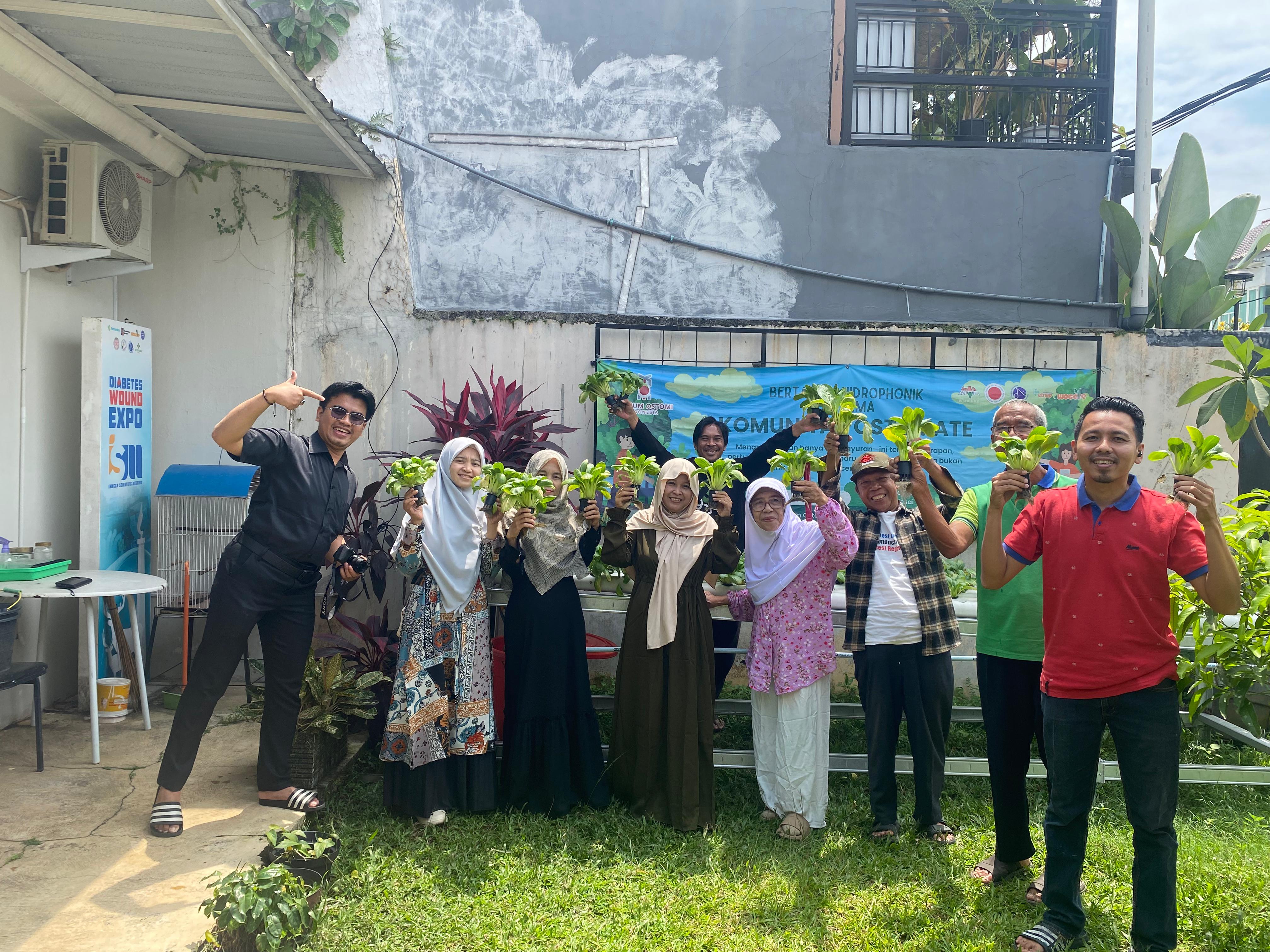 Panen Kebahagiaan: Museum Ostomi Indonesia Panen Perdana Hidroponik Bersama Komunitas Ostomate