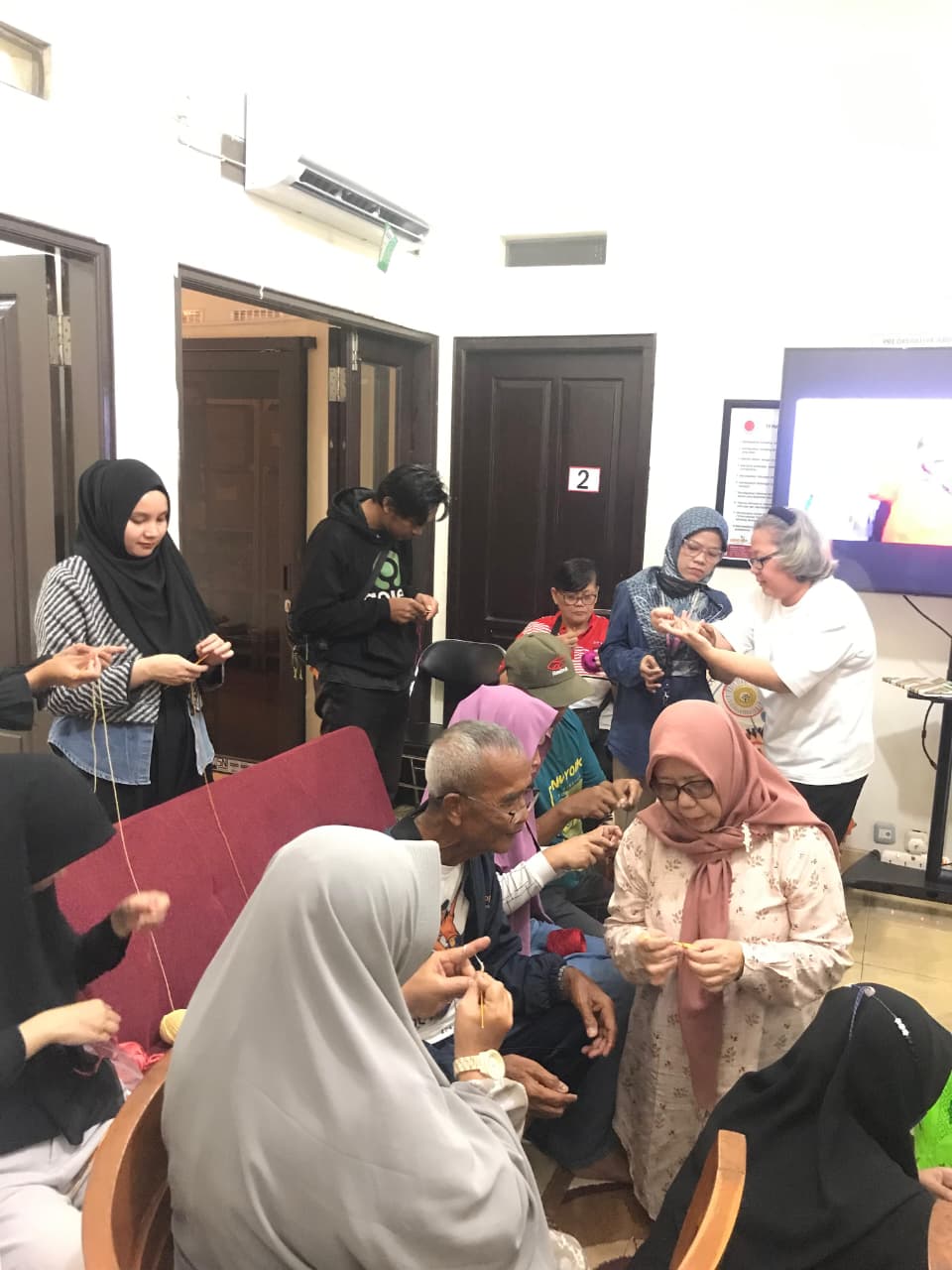 Merajut Asa, Menenun Makna: Ketika Jarum dan Benang Menjadi Simbol Kebersamaan dan Harapan